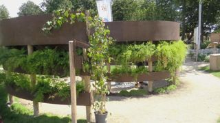 Du matériel urbain très design avec une spirale en acier Corten végétalisée sur plusieurs niveaux… vu à Floriade 2022. ©LKP